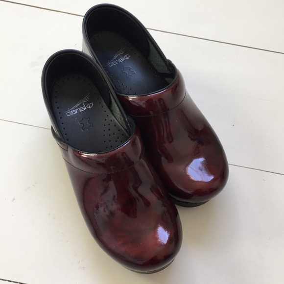 Nwot Dansko Garnet Patent Leather Clogs 